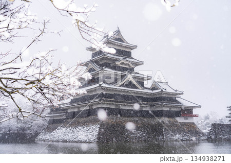 【お城素材】雪の降る冬の松本城【長野県】 134938271