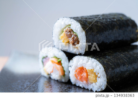 【食べ物素材】恵方巻 【食べ物素材】恵方巻 134938363