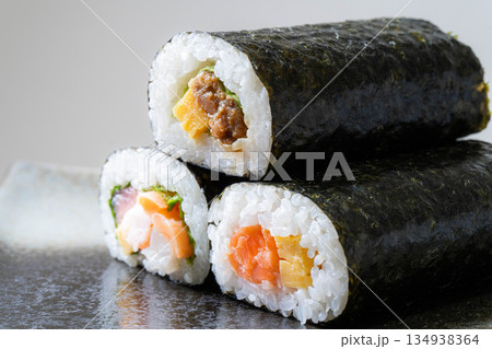 【食べ物素材】恵方巻 【食べ物素材】恵方巻 134938364