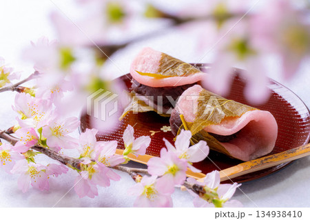【春素材】桜餅・関東風桜餅【食べ物素材】 134938410