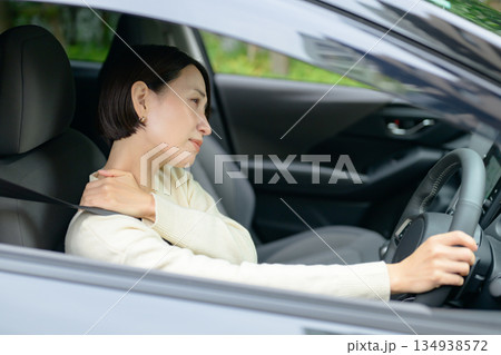 運転中に疲れを感じる女性 運転中に疲れを感じる女性 134938572