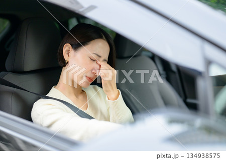 運転中に疲れを感じる女性 運転中に疲れを感じる女性 134938575