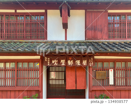 ベンガラ色の郵便局 134938577