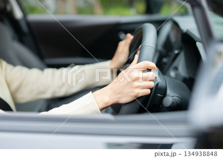 女性　車　運転　カーナビ 134938848