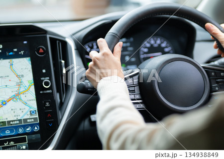 女性 車 運転 カーナビ 女性 車 運転 カーナビ 134938849