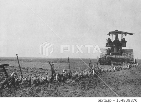 古写真　1916年　米国南部　トラクターによる大規模耕作の風景 134938870