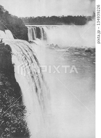 古写真　1916年　米国　ゴート島から望むナイアガラの滝（カナダ滝） 134939226