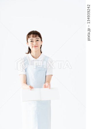 絵本を持つ保育士の女性 134939242