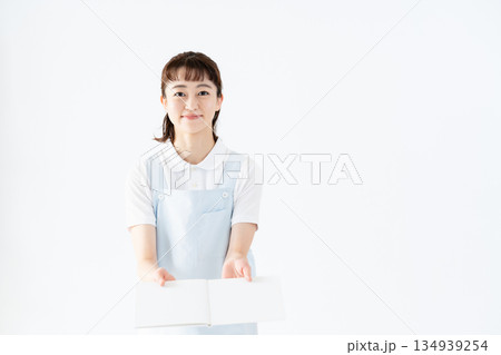 絵本を持つ保育士の女性 絵本を持つ保育士の女性 134939254