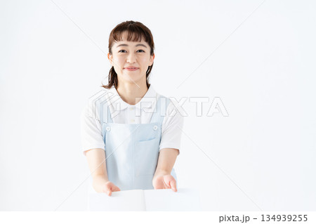 絵本を持つ保育士の女性 134939255