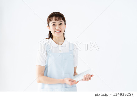 絵本を持つ保育士の女性 絵本を持つ保育士の女性 134939257