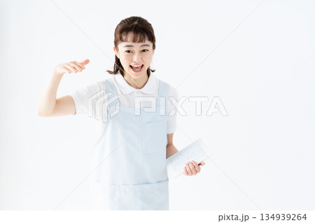 絵本を持つ保育士の女性 134939264