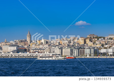 トルコイスタンブール新市街のガラタ塔とボスポラス海峡 トルコイスタンブール新市街のガラタ塔とボスポラス海峡 134939373