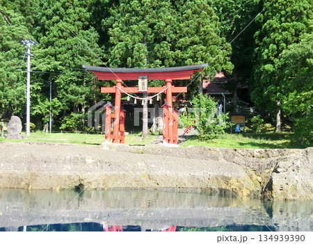 田沢湖の御座石神社（秋田県仙北市） 134939390