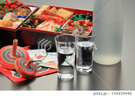 お酒とおせち お酒とおせち 134939448