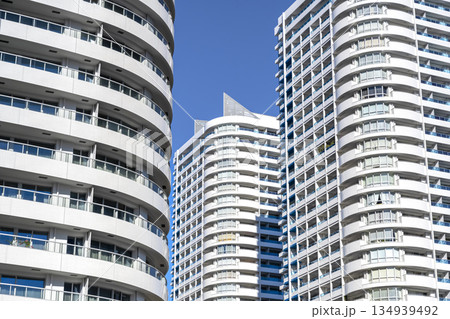 横浜みなとみらいの都市風景　高層ビルと青空 134939492