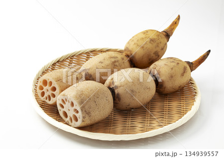 白バックの盆ざるに置いた蓮根 134939557
