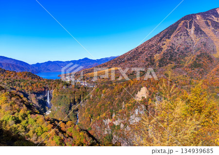 栃木県 日光市 紅葉の明智平から見た華厳滝と中禅寺湖 栃木県 日光市 紅葉の明智平から見た華厳滝と中禅寺湖 134939685