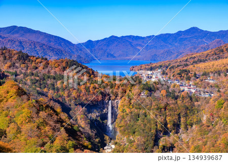 栃木県　日光市　紅葉の明智平から見た華厳滝と中禅寺湖 134939687