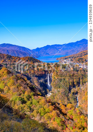 栃木県 日光市 紅葉の明智平から見た華厳滝と中禅寺湖 栃木県 日光市 紅葉の明智平から見た華厳滝と中禅寺湖 134939689