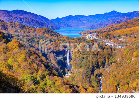 栃木県　日光市　紅葉の明智平から見た華厳滝と中禅寺湖 134939690