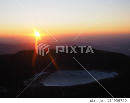 凍った火口湖に届くかのような朝日(20251223065214) 凍った火口湖に届くかのような朝日(20251223065214) 134939729