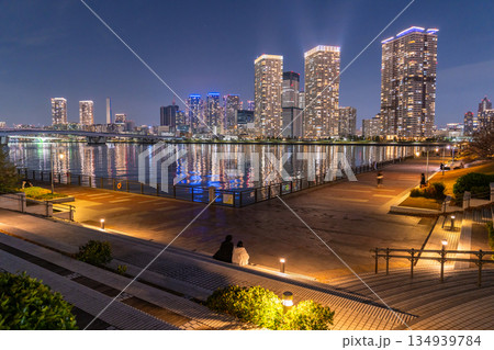 《東京都》豊洲ぐるり公園の夜景・晴海のタワーマンションをのぞむ 134939784