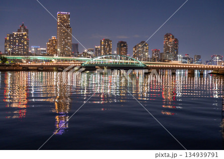《東京都》タワーマンションと晴海橋梁の夜景 《東京都》タワーマンションと晴海橋梁の夜景 134939791