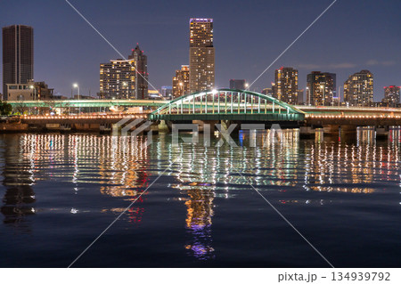 《東京都》タワーマンションと晴海橋梁の夜景 134939792
