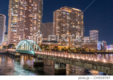 《東京都》タワーマンションと晴海橋梁の夜景 134939797