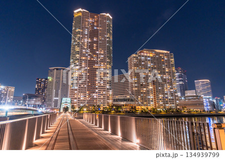 《東京都》タワーマンションと晴海橋梁の夜景 134939799