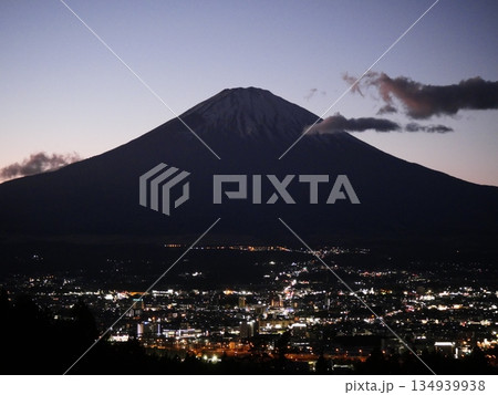 夜明け前の富士山ときらめく御殿場の夜景 134939938