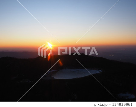 凍った火口湖と、山に火を付けそうな勢いの朝の太陽(20251223065238) 凍った火口湖と、山に火を付けそうな勢いの朝の太陽(20251223065238) 134939961