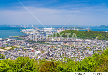 《香川県》瀬戸大橋をのぞむ街並み・青ノ山の眺望 134939965