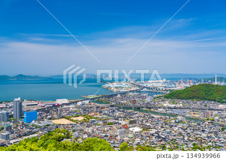《香川県》瀬戸大橋をのぞむ街並み・青ノ山の眺望 《香川県》瀬戸大橋をのぞむ街並み・青ノ山の眺望 134939966