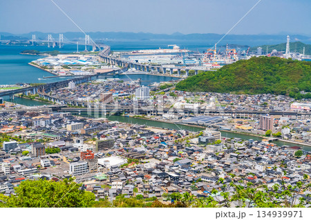 《香川県》瀬戸大橋をのぞむ街並み・青ノ山の眺望 134939971