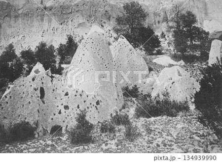 古写真　1916年　米国　ニューメキシコ州のプエ・クリフ・ドゥエリングス（プエブロ族の遺跡） 134939990