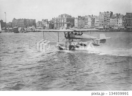 古写真　1916年　フランス　ル・アーヴル港の水上機 134939991