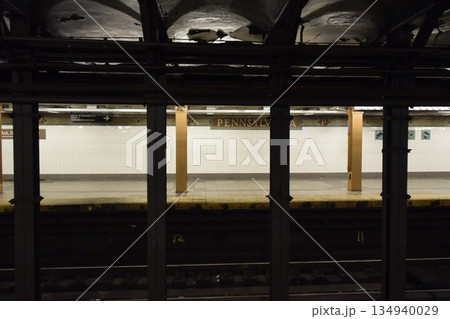 ニューヨーク 地下鉄駅のホーム ニューヨーク 地下鉄駅のホーム 134940029