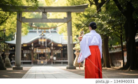 神社に佇む巫女さん　 134940031