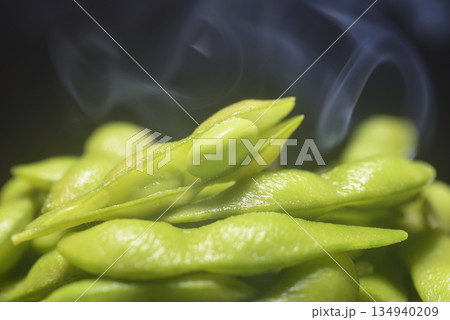 湯気の立ち昇る茹でたて枝豆 134940209
