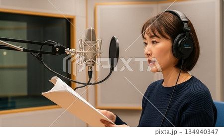 台本を読む女性 134940347