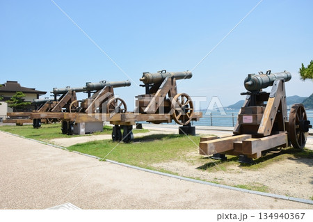 関門海峡を望む歴史の跡：並ぶ大砲のレプリカ 134940367