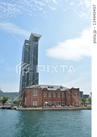 門司港レトロの新旧対比:歴史的建造物とモダンな高層ビル 門司港レトロの新旧対比:歴史的建造物とモダンな高層ビル 134940497