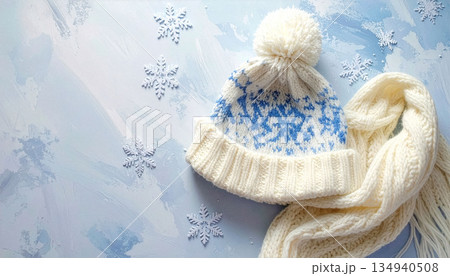 冬背景に置いたニット帽とマフラー 134940508