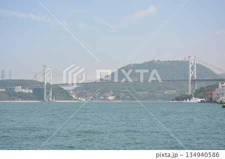 門司港から望む関門海峡のパノラマ：巨大な関門橋と行き交う大型船 134940586