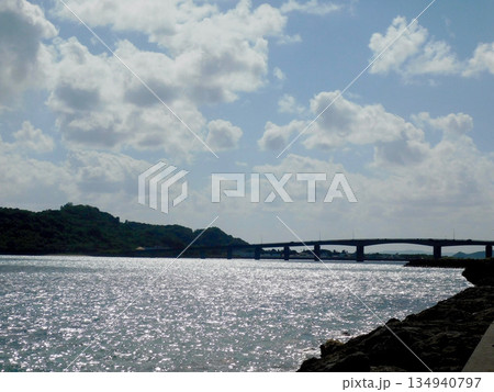 平安座島の海岸からの浜比嘉島海中道路の眺め 平安座島の海岸からの浜比嘉島海中道路の眺め 134940797