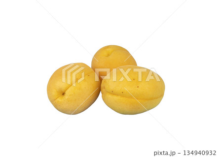 Group of fresh sweet apricots and halves with pits. Studio shot of organic summer fruits high in vitamins. 134940932