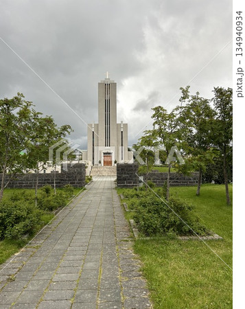 アイスランドの首都、レイキャビクの海に近い閑静な教会です。 134940934