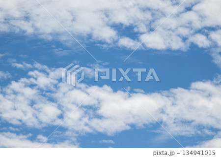 さまざまな形の雲 134941015